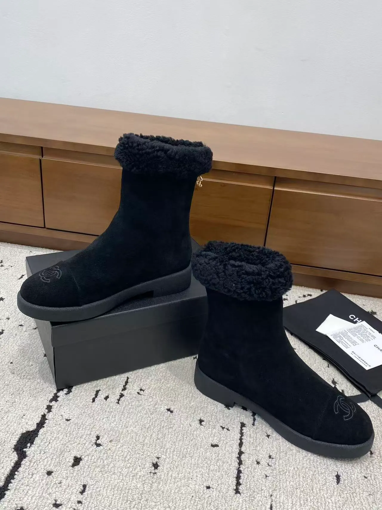 👟👟Ex-factory price 700👟👟 🍀Chanel 2025 autumn and winter furry snow boots. Chanel new autumn and winter genuine wool slippers and boots. Xiaoxiang’s 2025 autumn and winter most beautiful snow boots. Classic, beautiful and warm snow boots❤️Super warm! It's enough to have it this winter, it's really beautiful and fairy~ Materials and craftsmanship: The upper is made of custom sheepskin/wool/sheepskin, and the inner pads are all made of wool. It feels very soft and comfortable! The sole is the original TPU outsole Size: 35-39 (40.41 customized, non-refundable)